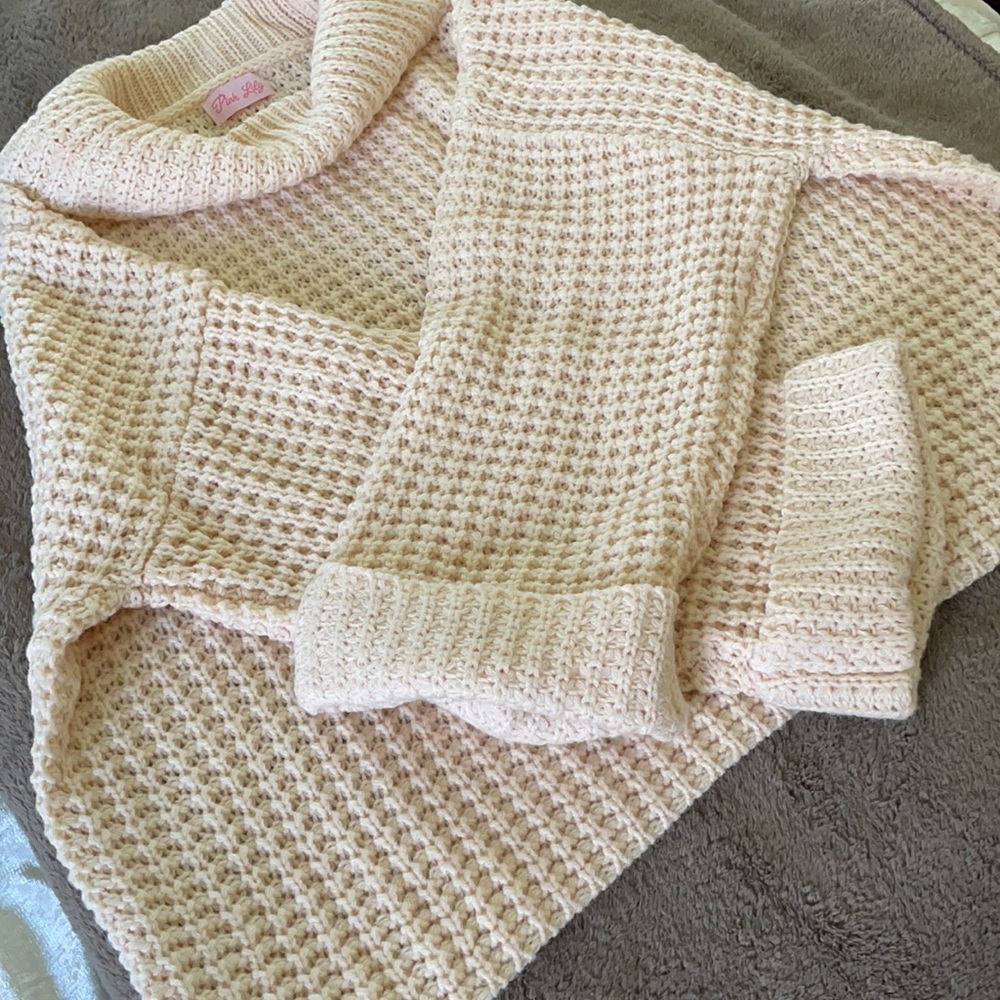Cream turtle neck with wide arms